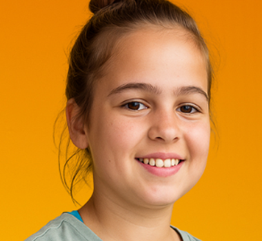 kind dat lacht en omdat ze geholpen wordt door een kindercoach